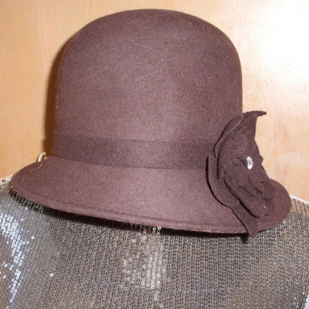 Badgley Mischka Felt Cloche hat floral Felt redNWT